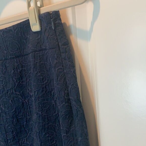 Ann Taylor navy textured skirt - Picture 3 of 9
